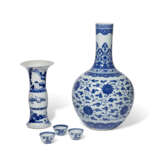 A GROUP OF FIVE BLUE AND WHITE VESSELS - photo 1