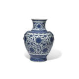 A LARGE BLUE AND WHITE ‘LOTUS’ VASE - фото 1