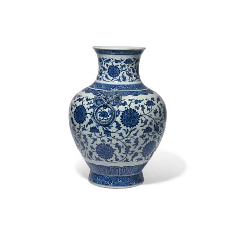 A LARGE BLUE AND WHITE ‘LOTUS’ VASE - Foto 2