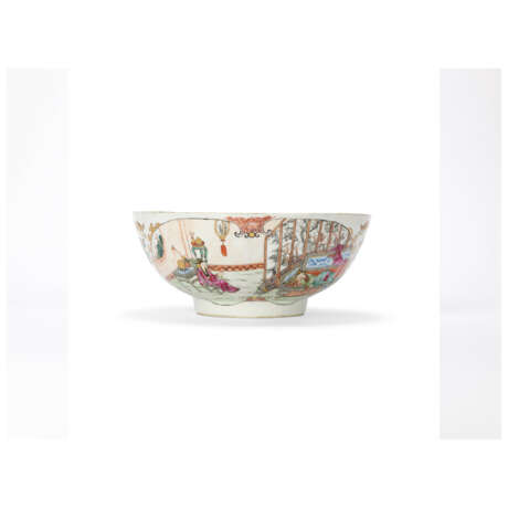 A FAMILLE ROSE CHINESE EXPORT PUNCH BOWL - фото 1