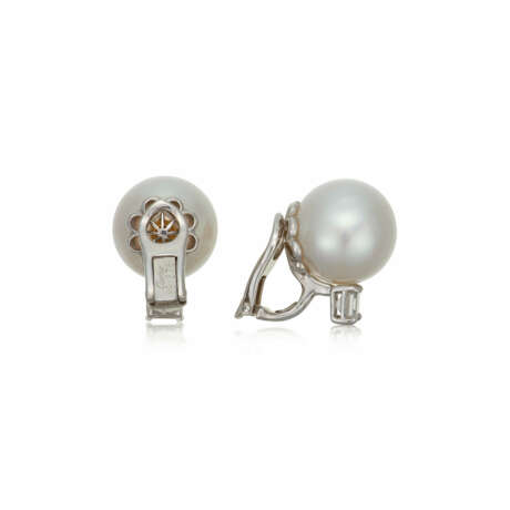 NO RESERVE | CARTIER CULTURED PEARL AND DIAMOND EARRINGS - фото 3