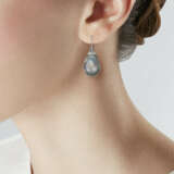 NO RESERVE | CULTURED PEARL, DIAMOND AND SAPPHIRE EARRINGS - Foto 2