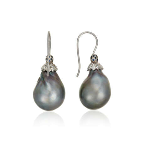 NO RESERVE | CULTURED PEARL, DIAMOND AND SAPPHIRE EARRINGS - фото 3