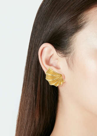 JUDITH LEIBER SUITE OF GOLD JEWELRY AND UNSIGNED GOLD EARRINGS - photo 5