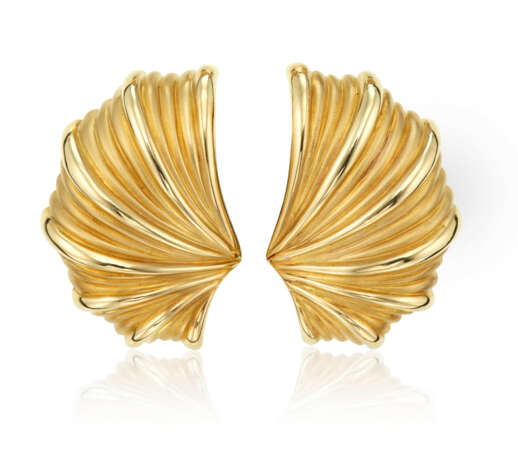 JUDITH LEIBER SUITE OF GOLD JEWELRY AND UNSIGNED GOLD EARRINGS - фото 10