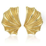 JUDITH LEIBER SUITE OF GOLD JEWELRY AND UNSIGNED GOLD EARRINGS - photo 10