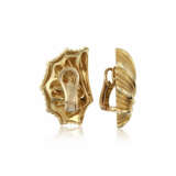 JUDITH LEIBER SUITE OF GOLD JEWELRY AND UNSIGNED GOLD EARRINGS - фото 11