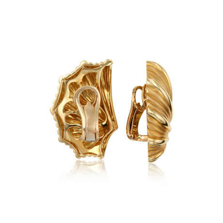 JUDITH LEIBER SUITE OF GOLD JEWELRY AND UNSIGNED GOLD EARRINGS - photo 11