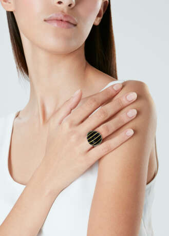 NO RESERVE | BLACK ENAMEL AND GOLD RING - Foto 2