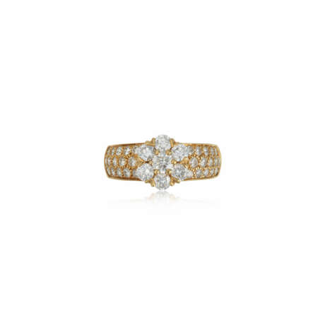 VAN CLEEF & ARPELS DIAMOND 'FLEURETTE' RING - photo 1