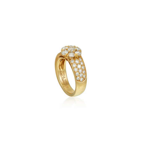 VAN CLEEF & ARPELS DIAMOND 'FLEURETTE' RING - photo 3