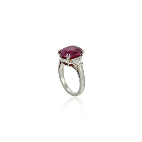 NO RESERVE | HARRY WINSTON RUBY AND DIAMOND RING - фото 5