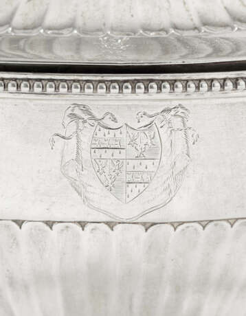 ENSEMBLE DE QUATRE SAUCIERES ET LEUR COUVERCLES EN ARGENT D`EPOQUE GEORGE III - photo 2