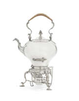 BOUILLOIRE EN ARGENT DE STYLE GEORGE III