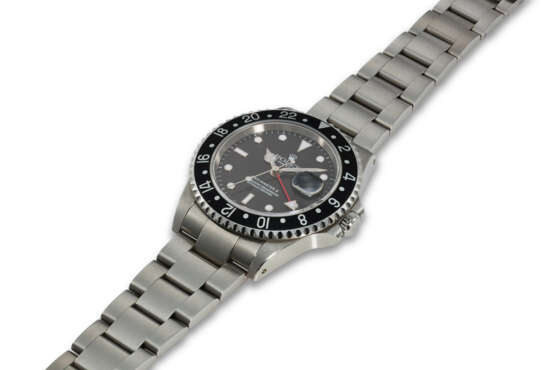 ROLEX, REF. 16710, GMT MASTER II, A STEEL DUAL-TIME WRISTWATCH WITH DATE - Foto 2