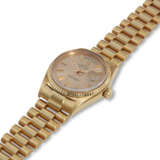 ROLEX, REF. 1803, DAY DATE, AN 18K PINK GOLD BRACELET WRISTWATCH WITH DAY AND DATE - Foto 2