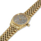 ROLEX, REF. 1601, DATEJUST, A VERY FINE AND ATTRACTIVE 18K YELLOW GOLD WRISTWATCH WITH DATE - photo 2