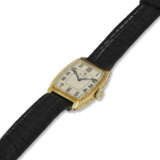 ROLEX, REF. 578, A 14K YELLOW GOLD TONNEAU-SHAPED WRISTWATCH WITH ENGRAVED CASE - фото 2