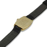 ROLEX, REF. 578, A 14K YELLOW GOLD TONNEAU-SHAPED WRISTWATCH WITH ENGRAVED CASE - photo 3