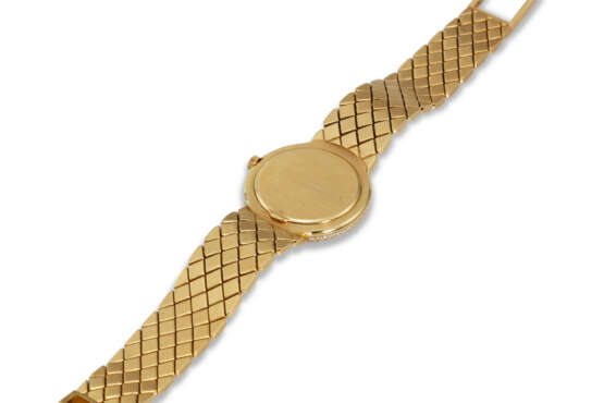 PATEK PHILIPPE, REF. 4823, AN 18K YELLOW GOLD WRISTWATCH WITH DIAMOND-SET BEZEL AND HOUR MARKERS - photo 3