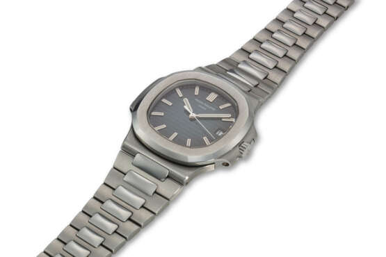 PATEK PHILIPPE, REF. 5711/1A-010, NAUTILUS, A STEEL WRISTWATCH WITH SWEEP CENTER SECONDS AND DATE - photo 2