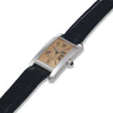 CARTIER, REF. 1726, TANK AMERICAINE, AN 18K WHITE GOLD LIMITED EDITION RECTANGULAR-SHAPED WRISTWATCH WITH SALMON DIAL - Foto 2