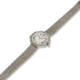 VACHERON CONSTANTIN, REF. 7148, AN 18K WHITE GOLD OCTAGONAL SHAPED WRISTWATCH WITH DIAMOND BEZEL AND INTEGRATED BRACELET - Foto 2