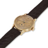 VACHERON CONSTANTIN, AN 18K ROSE GOLD TRIPLE CALENDAR WRISTWATCH WITH TEARDROP LUGS - Foto 2