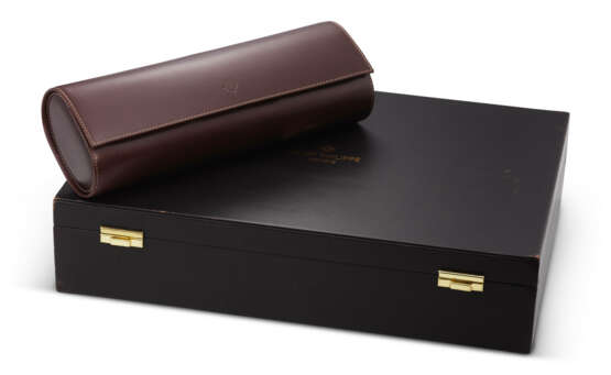 PATEK PHILIPPE, A BROWN LEATHER TRAVEL CASE AND WATCH PRESENTATION BRIEFCASE - Foto 1