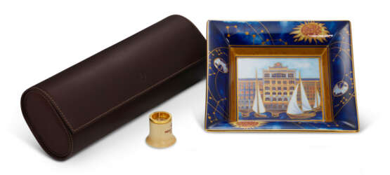 PATEK PHILIPPE, PORCELAIN DISH, A LEATHER TRAVEL CASE AND LOUPE - Foto 1