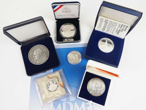 International: Münze und Medaille - 6 Exemplare u.a. SILBER. - фото 1
