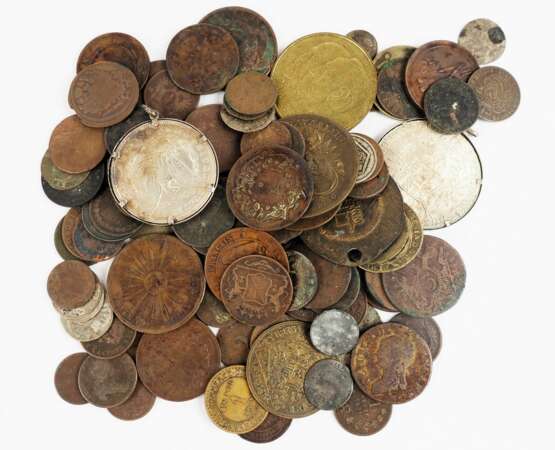 Lot Münzen und Medaillen. - photo 1