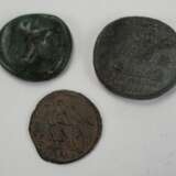 Römisches Reich: Konvolut 3 antike Münzen. - фото 2