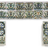 Dreiteilige Kaminumrandung mit maurischen Fliesen aus der Alhambra - Granada, 15./16. Jh. - Foto 1