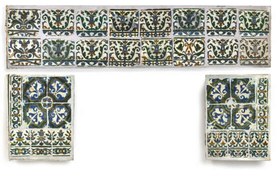 Dreiteilige Kaminumrandung mit maurischen Fliesen aus der Alhambra - Granada, 15./16. Jh. - Foto 1