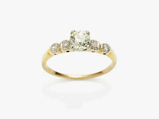 Historischer Ring verziert mit Diamanten - England, um 1915 - photo 1