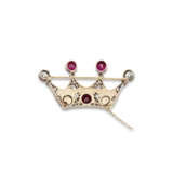 LATE 19TH CENTURY RUBY, SYNTHETIC RUBY, DIAMOND AND PEARL CORONET BROOCH - Foto 3