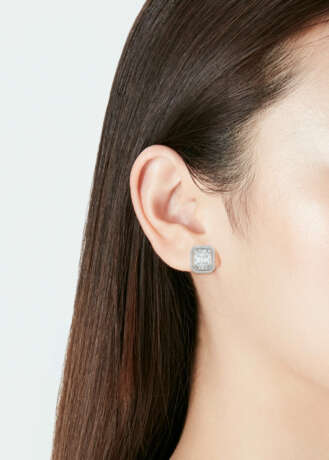 ILLUSION-SET DIAMOND EARRINGS - фото 4