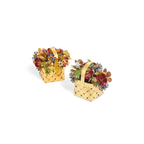 CARTIER TWO MID-20TH CENTURY SILVER GILT AND ENAMEL FLOWER BASKETS - Foto 2