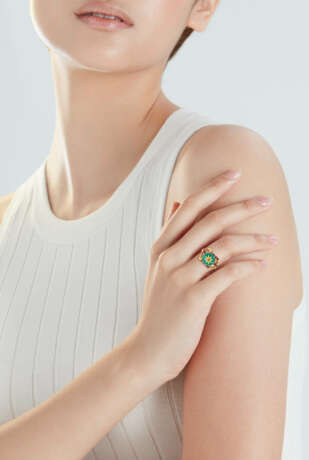 CARTIER EMERALD, RUBY AND DIAMOND RING - Foto 6