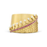 EARLY 20TH CENTURY GOLD, PEARL, RUBY AND DIAMOND BANGLE - Foto 2
