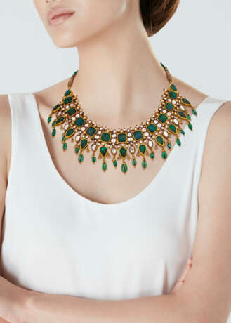 INDIAN ENAMEL, EMERALD, DIAMOND AND PEARL NECKLACE - Foto 4