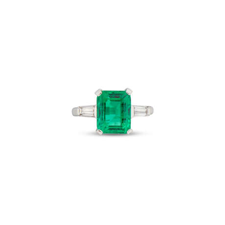 EMERALD AND DIAMOND RING - photo 2