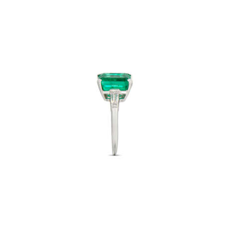 EMERALD AND DIAMOND RING - photo 3