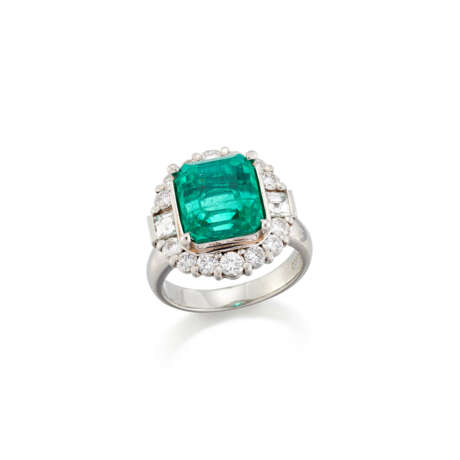 EMERALD AND DIAMOND RING - photo 1