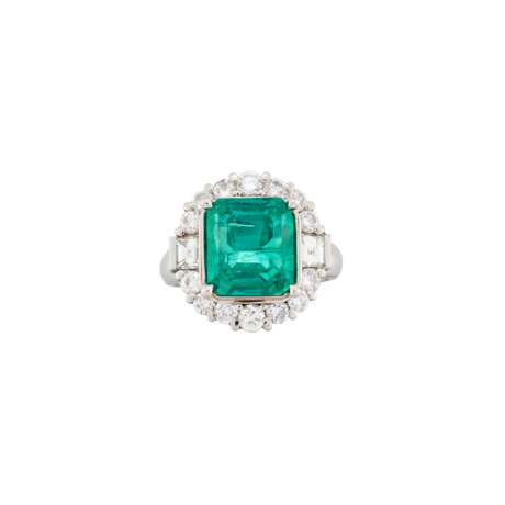 EMERALD AND DIAMOND RING - photo 2