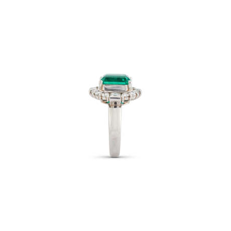 EMERALD AND DIAMOND RING - photo 3