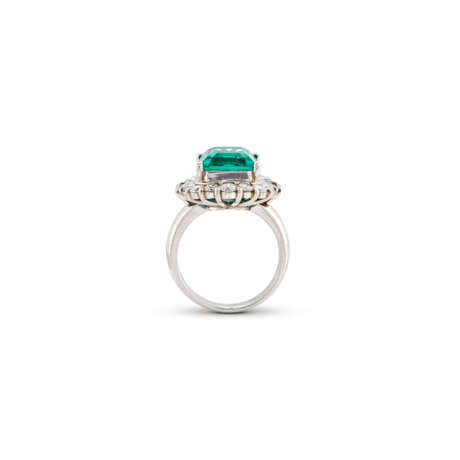 EMERALD AND DIAMOND RING - photo 4