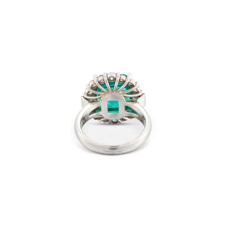 EMERALD AND DIAMOND RING - photo 5