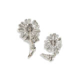 TWO MID 20TH CENTURY DIAMOND FLOWER BROOCHES - photo 3